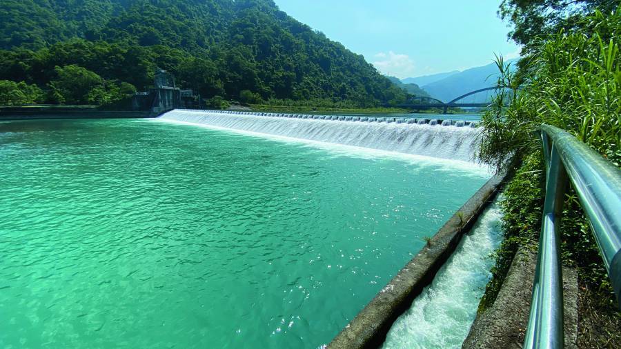 採用豎槽斜隔壁形式的碧潭堰魚道，是曾晴賢近年的自信之作